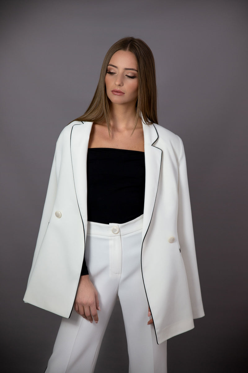 Weißes Anzug-Set mit schwarzen Gloss Emel Details –